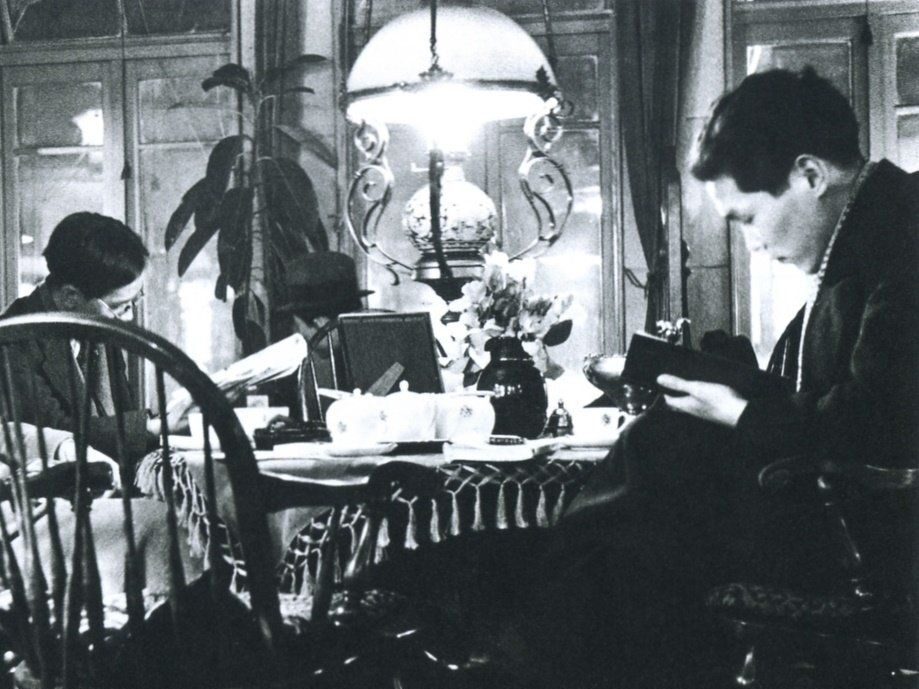 시인-남자-카페